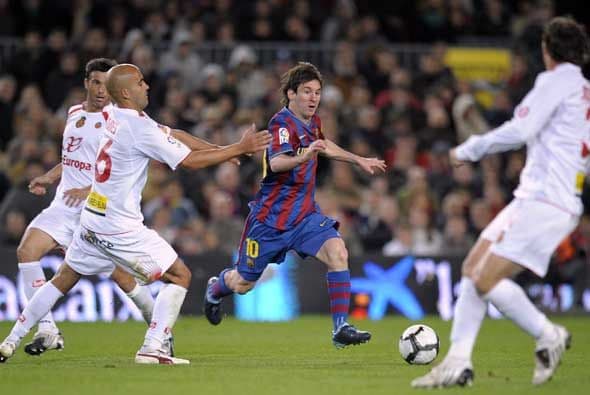 Messi y Xavi entraron en la segunda parte y mejoraron la cara del Barcelona.