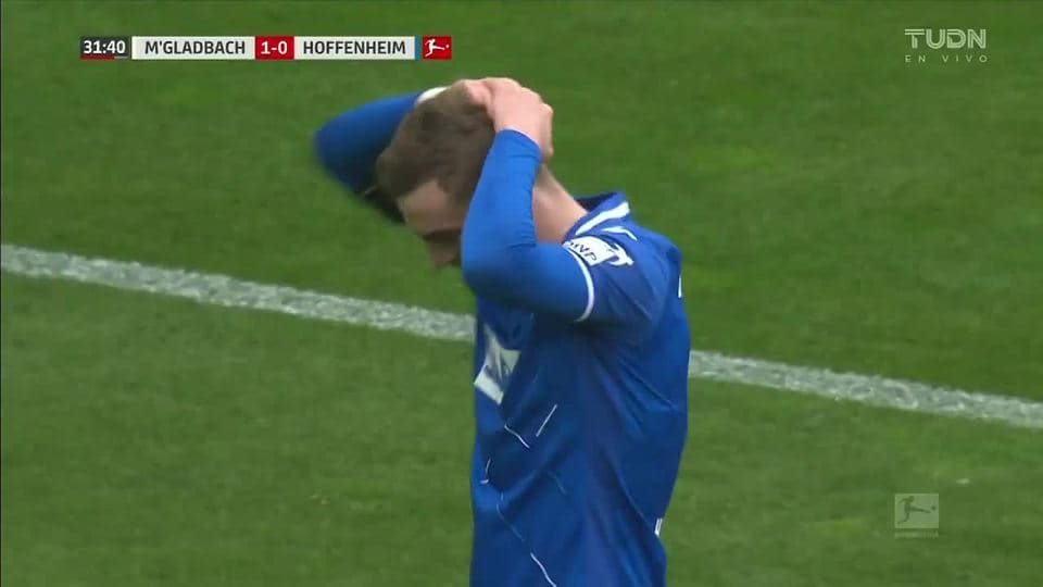 Tiro desviado de Jacob Bruun Larsen