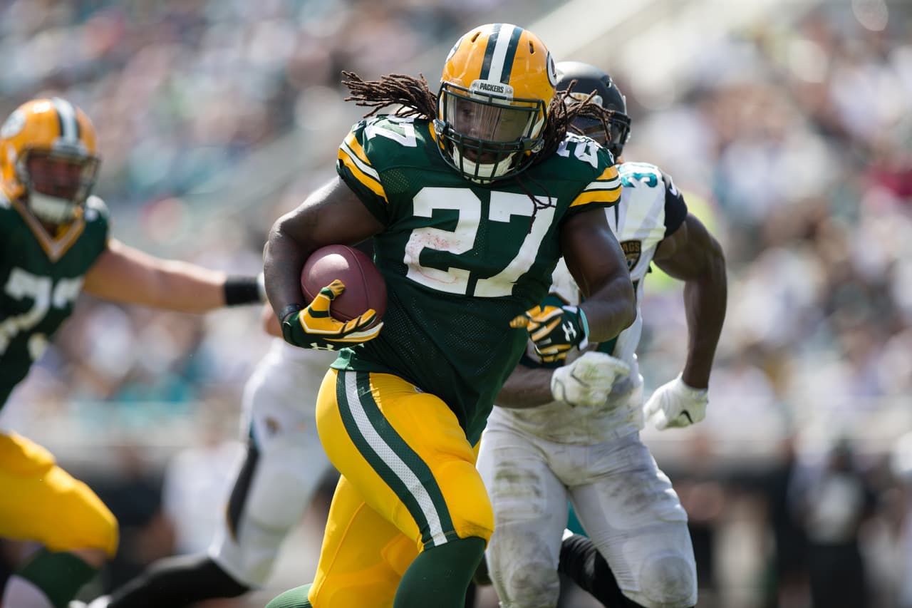 <b>29 RB - <a href="http://www.univision.com/deportes/futbol-americano/national-football-league/eddie-lacy-el-nuevo-beast-mode-de-seattle-video" target="_blank">EDDIE LACY</a>: <a href="http://www.univision.com/deportes/futbol-americano/national-football-league/eddie-lacy-fue-contratado-por-los-seattle-seahawks" target="_blank"><i>FIRMADO POR</i></a></b>
<b>SEATTLE SEAHAWKS</b>
<br>La buena noticia: Lacy promedió una carrera de 5.07 yardas por cargar en un pequeño tamaño de muestra de trabajo antes de una cirugía de tobillo en la temporada. La mala noticia: A través de una serie de fluctuaciones de peso, su juego de piernas no ha vuelto a la forma preternaturally ágil que provocó su éxito en 2013 y '14.