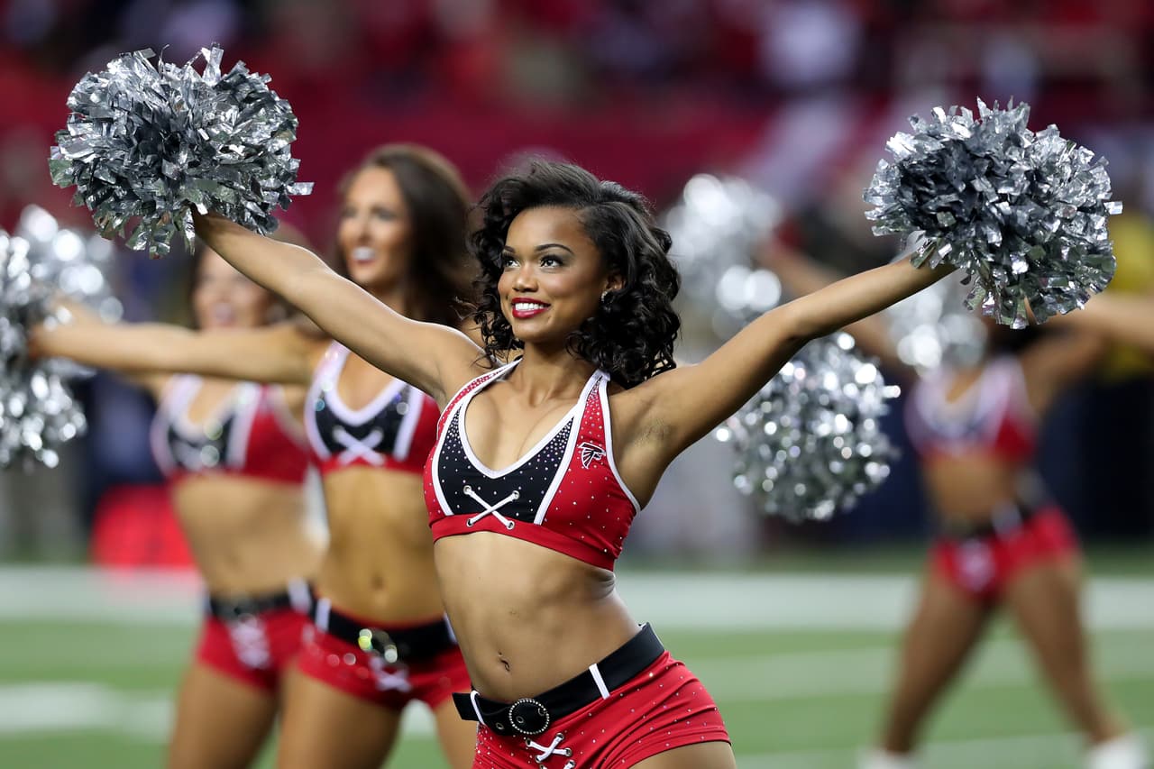 La belleza de las porristas, la alegría de los fanáticos, el colorido de las presentaciones y hasta la presencia de algunas celebridades le dieron el ingrediente perfecto a la fiesta del fútbol americano de NFL fuera de la competencia en la definición de los equipos, Atlanta Falcons y New England Patriots, que estarán en el Super Bowl.