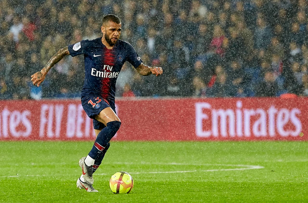 Dani Alves militaba en el París Saint-Germain con 36 años, y actualmente busca equipo.