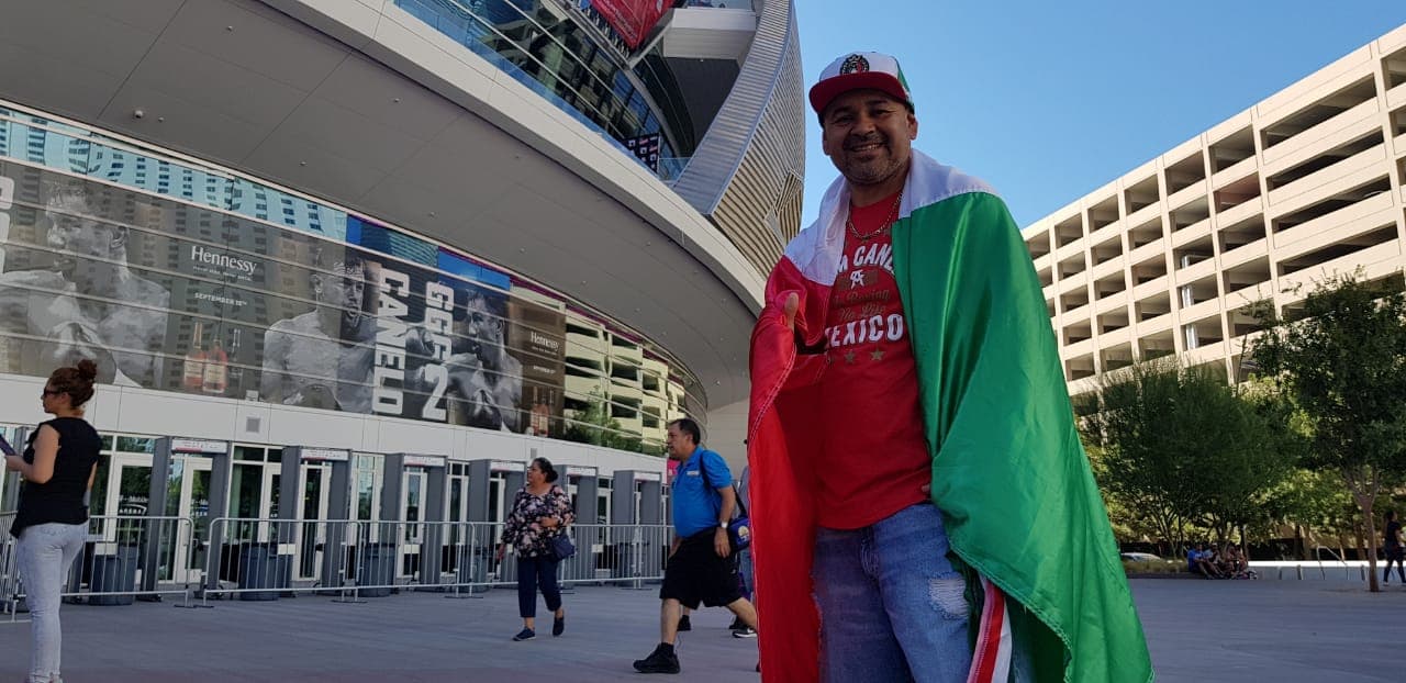 Pero en pleno Día de la Independencia de México no podía faltar el lábaro patrio para mostrar el orgullo tricolor y en apoyo a Canelo Álvarez.