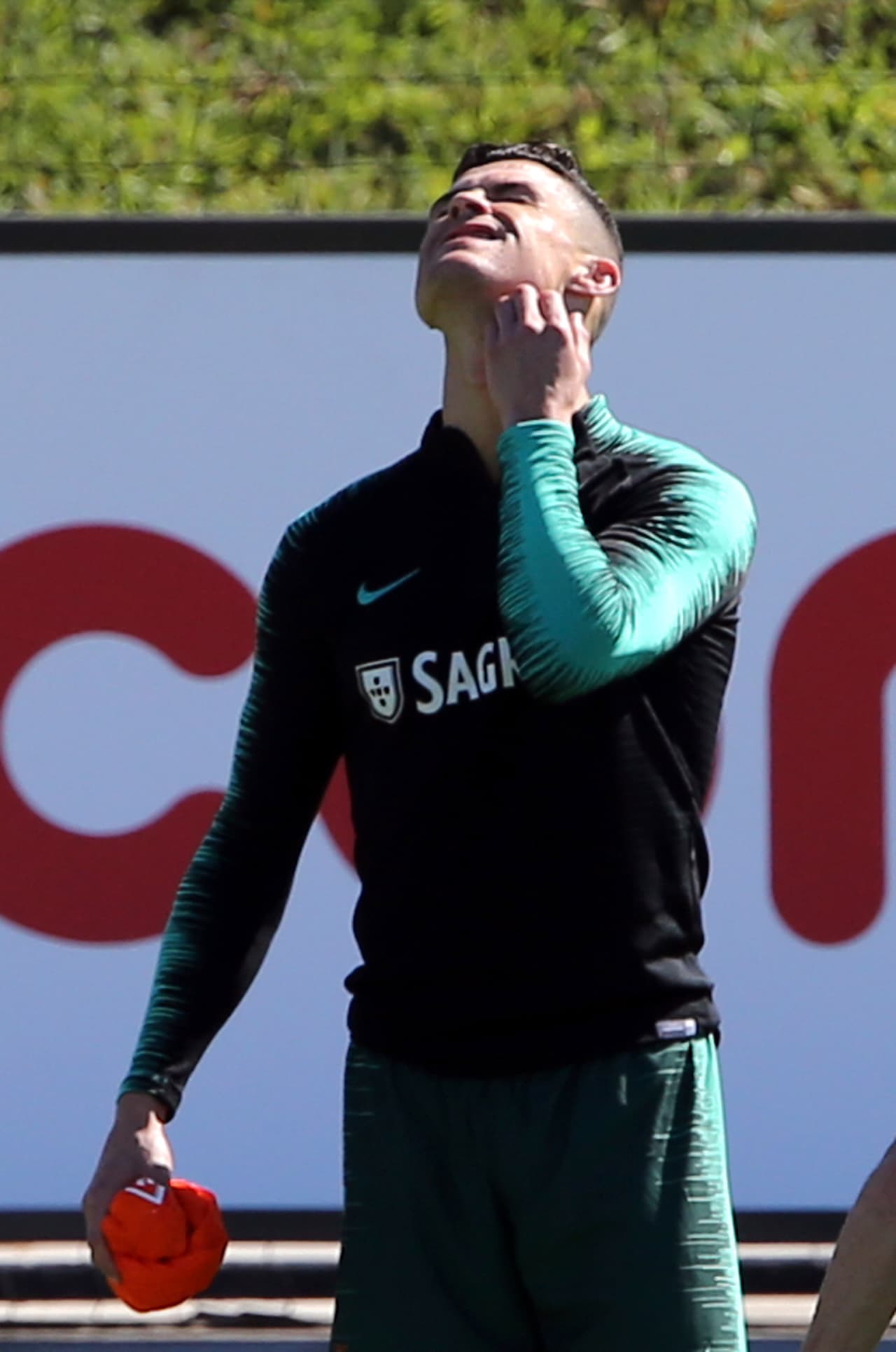 Cristiano Ronaldo se rasca la cara durante la práctica de la selección portuguesa en la localidad de Oeiras, a las afueras de Lisboa.
