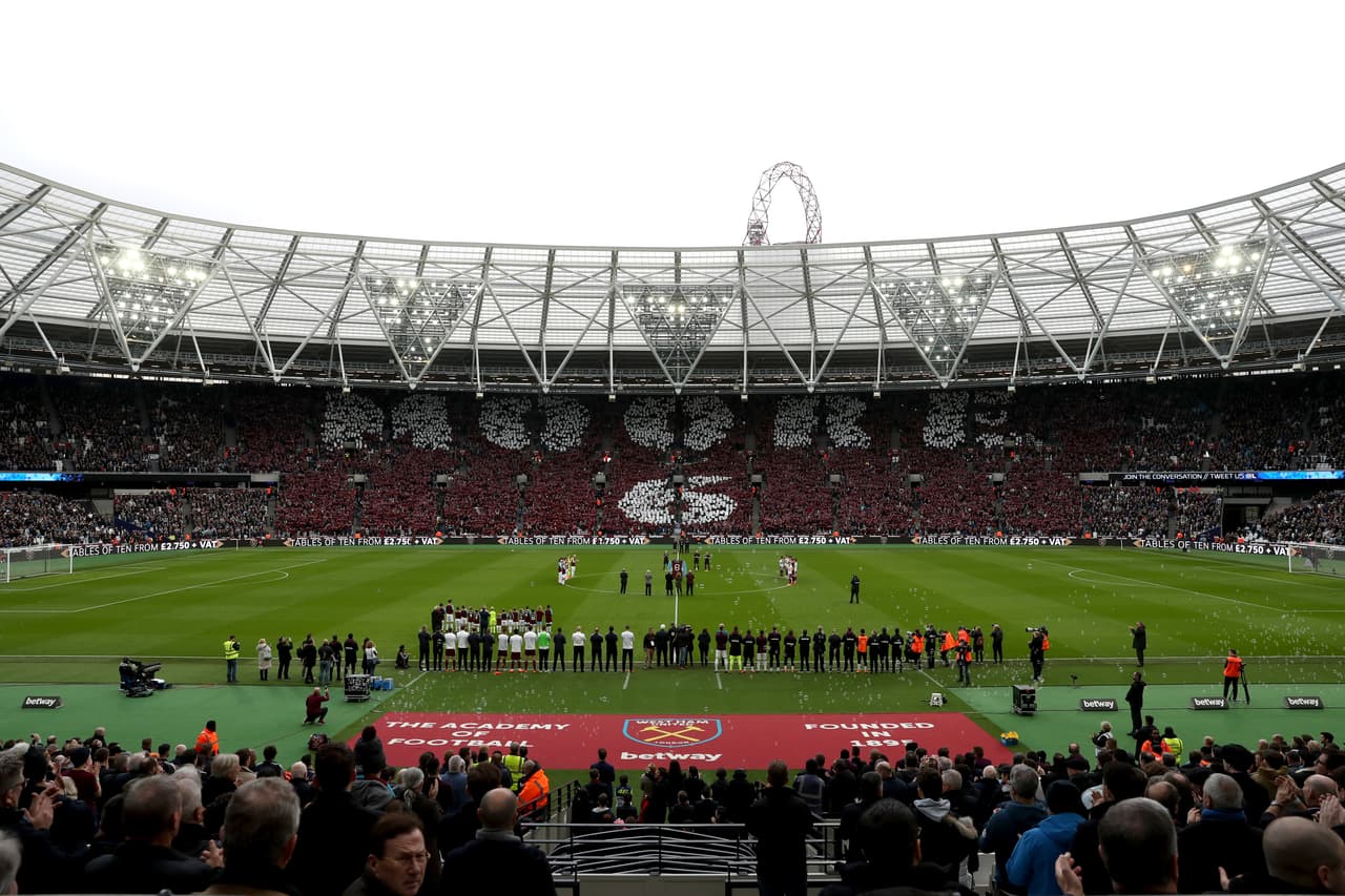 Moore, el número 6 del West Ham, fue campeón mundial en 1966 y el estadio lo recordó durante esta jornada.