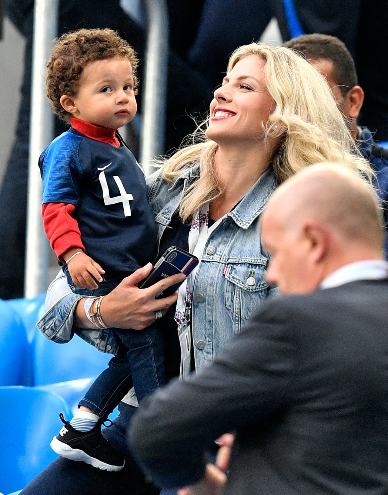 Camille Tytgat y Raphael se enamoraron cuando eran adolescentes, ella comenzó a estudiar derecho, pero lo dejó para acompañar a Varane cuando fichó con el Madrid. La pareja se casó en junio de 2015.