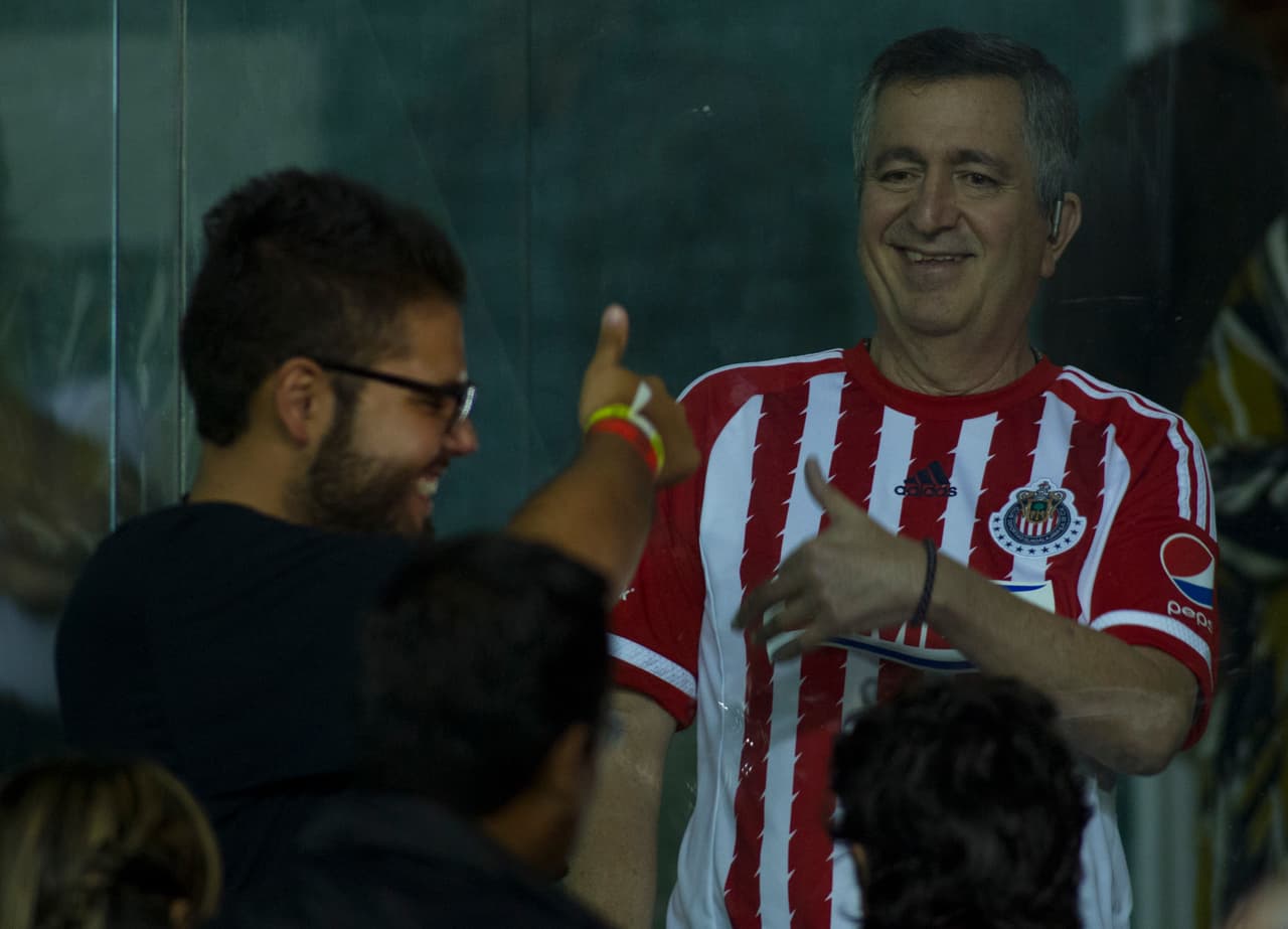 LEON, MEXICO - NOVEMBER 04: Jorge Vergara owner of Chivas talks in the suites during the Final match between Leon and Chivas as part of the Copa MX Apertura 2015 at Leon Stadium on November 03, 2015 in Leon, Mexico. (Photo by Leopoldo Smith/LatinContent/Getty Images)