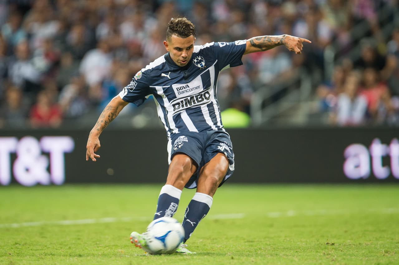 MEDIOS - Edwin Cardona.- El mediocampista de los Rayadados de Monterrey demostró lo bien que tiene afinadas sus piernas, marcando 10 goles en mil 247 minutos que estuvieron divididos en 15 partidos durante el Apertura 2015, la efectividad en sus pases fue del 73 por ciento con 3 asistencias y 19 remates a gol. Edwin Cardona tiene un precio de $10 millones en el UD Fantasy.
