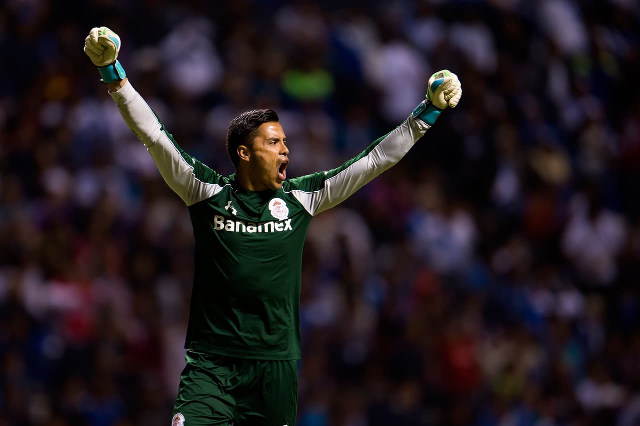 Alfredo Talavera.- El jugador de los Diablos Rojos del Toluca logró llevar a su equipo hasta las semifinales, cayendo ante los Tigres en el Nemesio Díez 0-2. Talavera logró sumar mil 890 minutos, participó en todos los juegos del Toluca disputados en el Apertura 2015 (21 juegos), de los cuales, logró mantener limpio su arco en 5 ocasiones y recibió 27 goles. Alfredo Talavera tiene un precio de $6 millones en el Univision Deportes Fantasy.