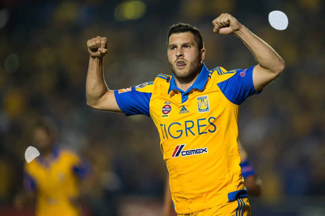 DELANTEROS - André Gignac.- En su primer torneo, el delantero de los Tigres logró anotar 15 goles en 23 partidos durante el Apertura 2015, en sus mil 844 minutos que participó logró 88 remates a portería, siendo de los jugadores más rentables. André Gignac tiene un costo de $10 millones en el Univision Deportes Fantasy.