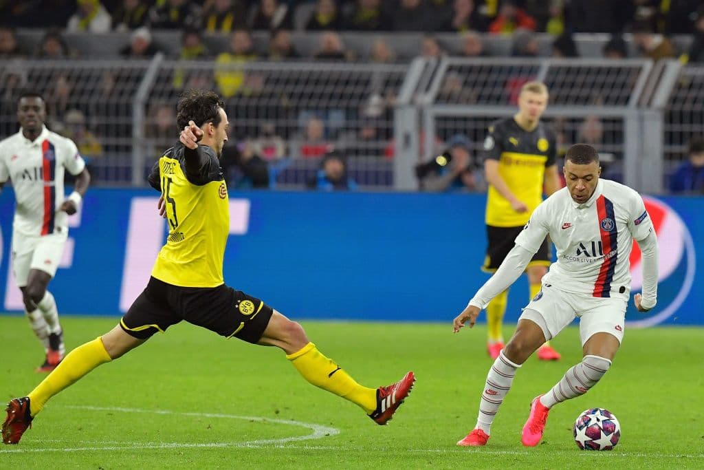 PSG da un tiro libre por una falta sobre Witsel.