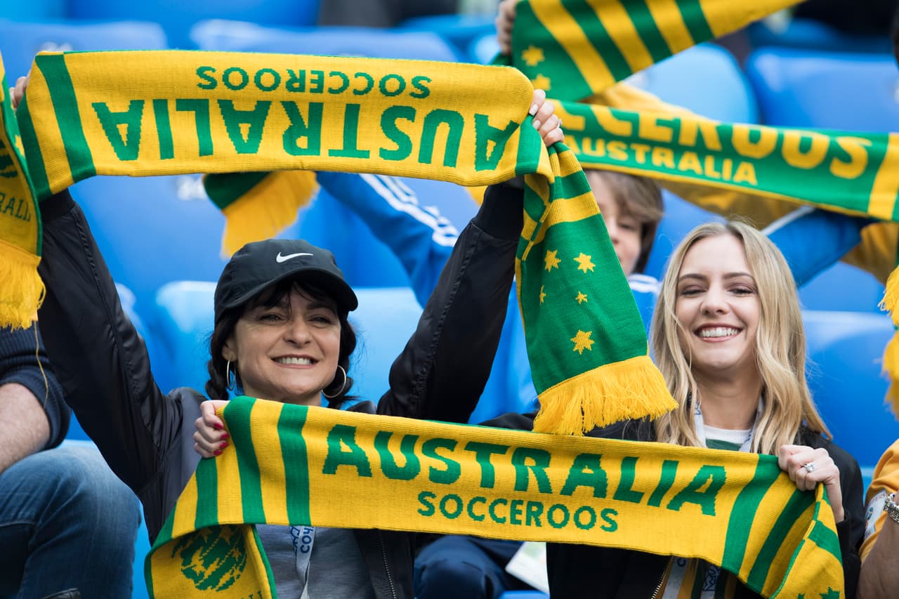 El ambiente se prendía en las graderías entre australianos y cameruneses, aunque habían pocos de estos últimos.