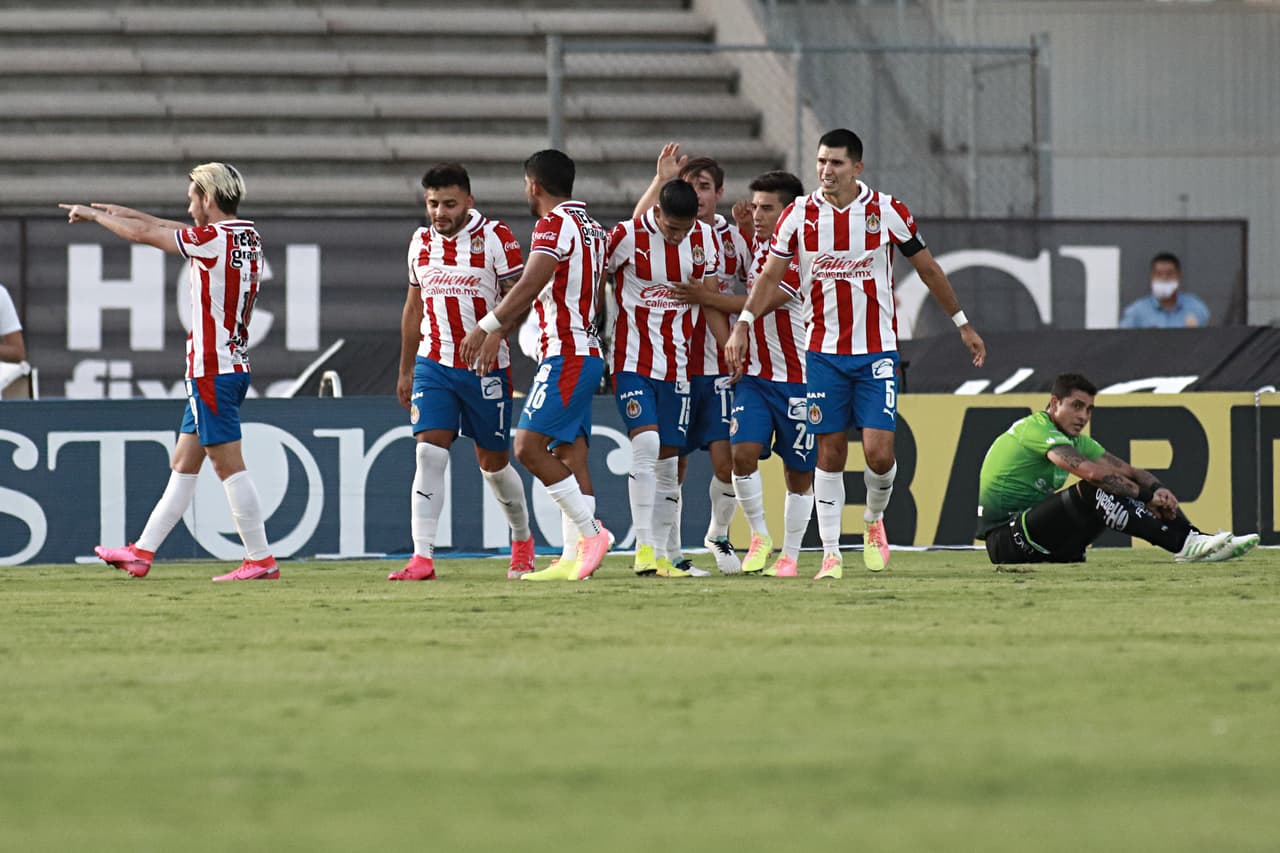 Con goles de José Macías y Jesús Angulo, las Chivas consiguen unos valiosos tres puntos en la frontera.