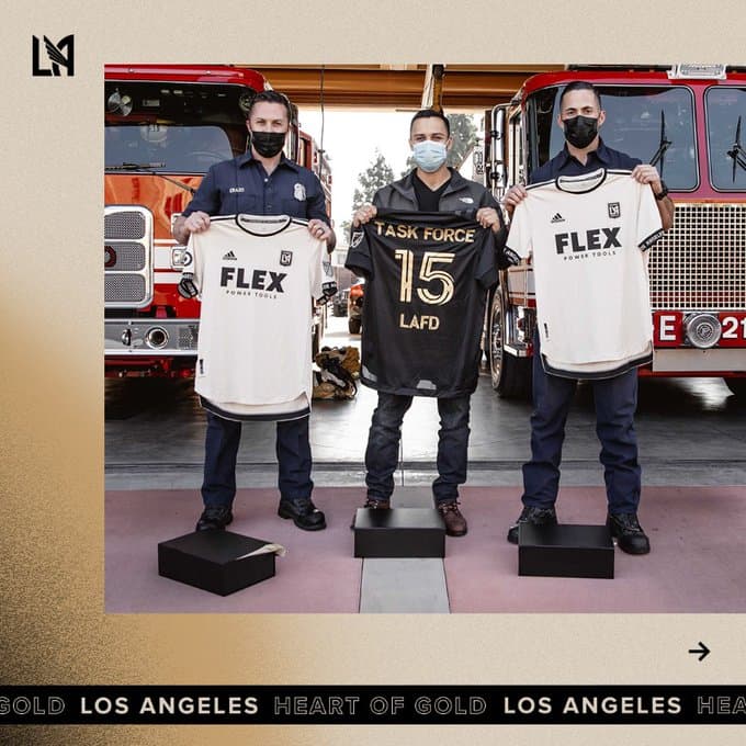 La camiseta 'Corazón de Oro' tiene un suave tono dorado, que representa la resiliencia de su comunidad, su conductividad, su calidez radiante y su brillo.
<br>