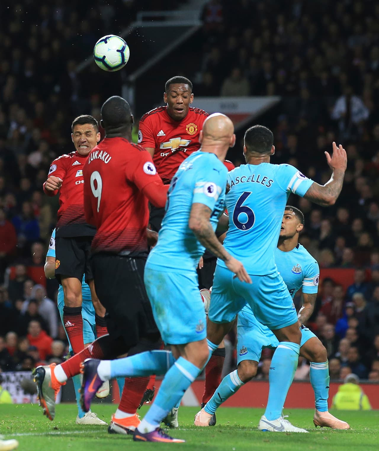 En el último minuto apareció Alexis Sánchez con un cabezazo en el área chica, sin marca, para darle el triunfo al United.
