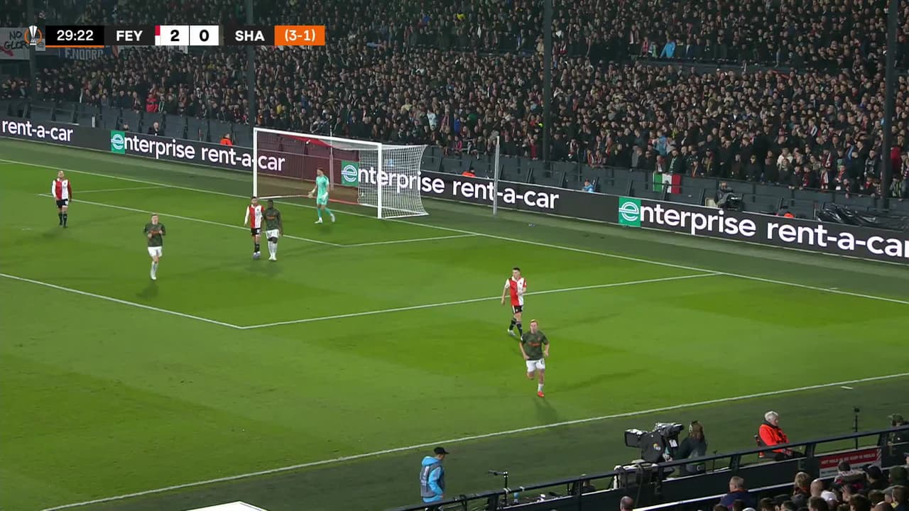 ¡CERCA! Heorhii Sudakov disparó que se estrella en el poste.