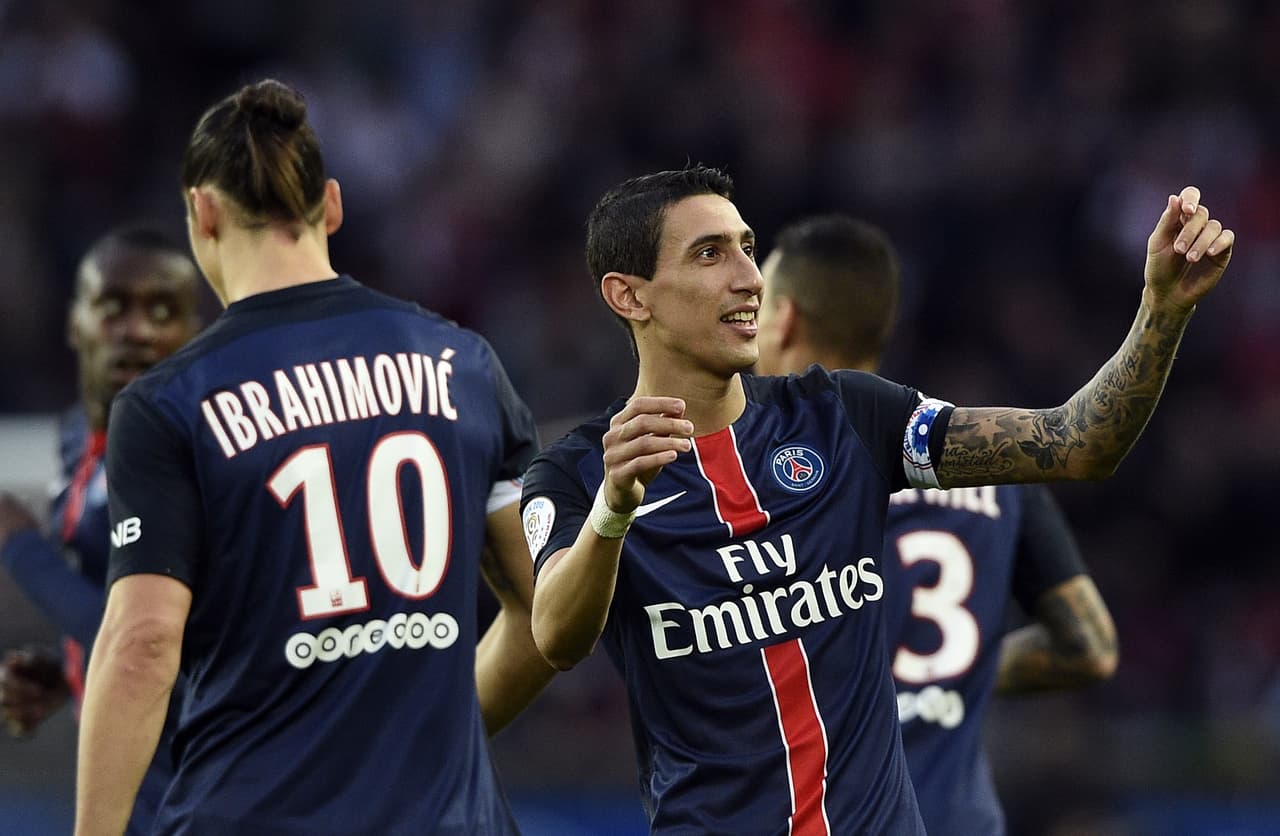 Ángel di María celebra la victoria con las tribunas parisinas.