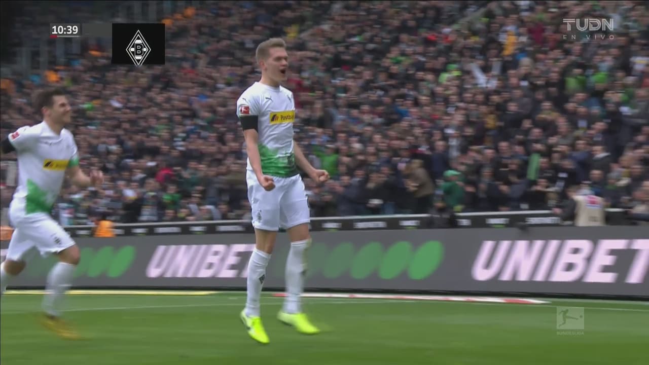 ¡Le pega con un tubo! Ginter le da la ventaja al Mönchengladbach