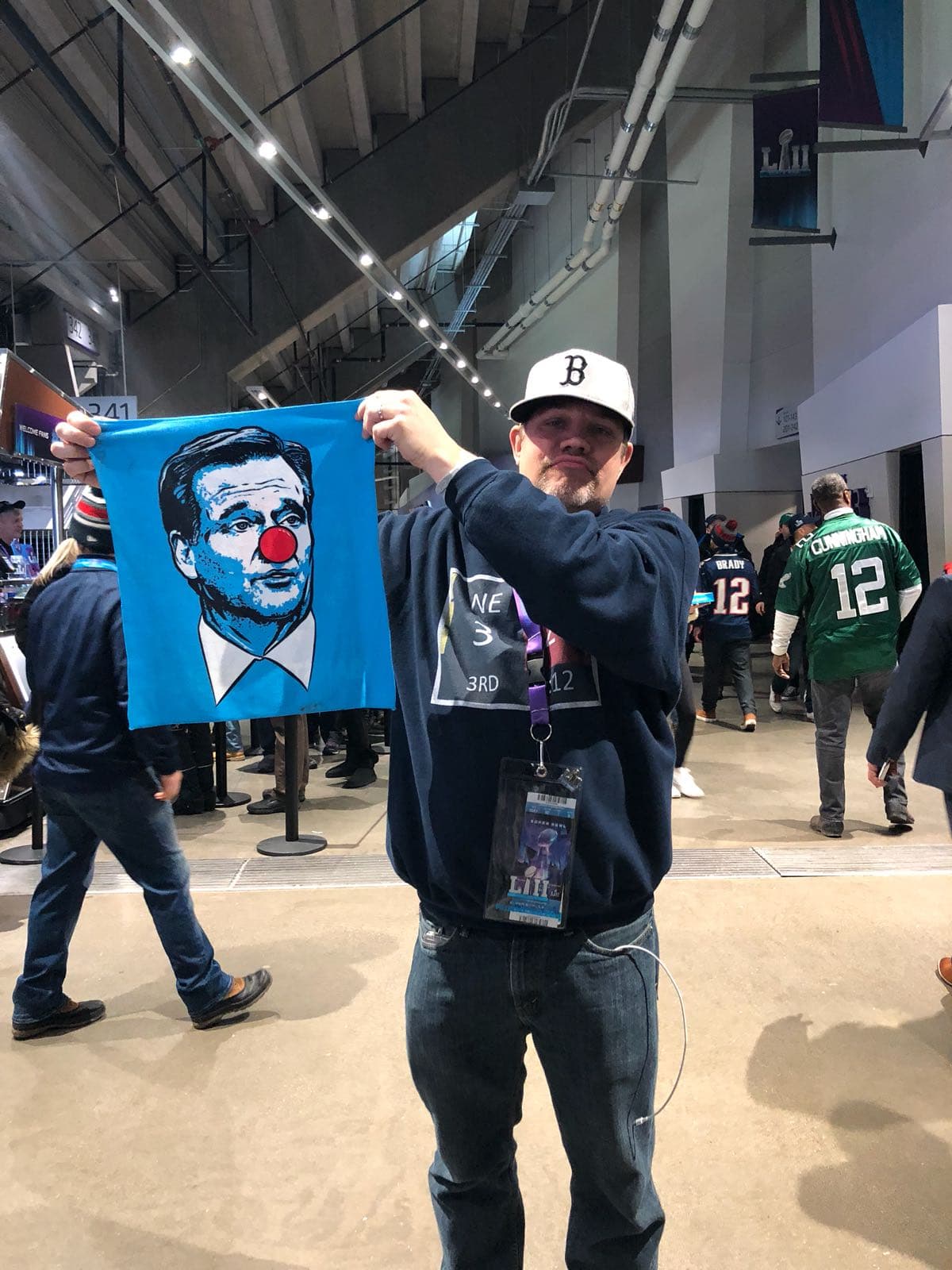 ¡Todo listo en el U.S. Bank Stadium para el Super Bowl LII! Los Patriots y los Eagles jugarán por el título de la NFL y ni siquiera las bajas temperaturas reducen la pasión de los miles de aficionados que ya están en el estadio.