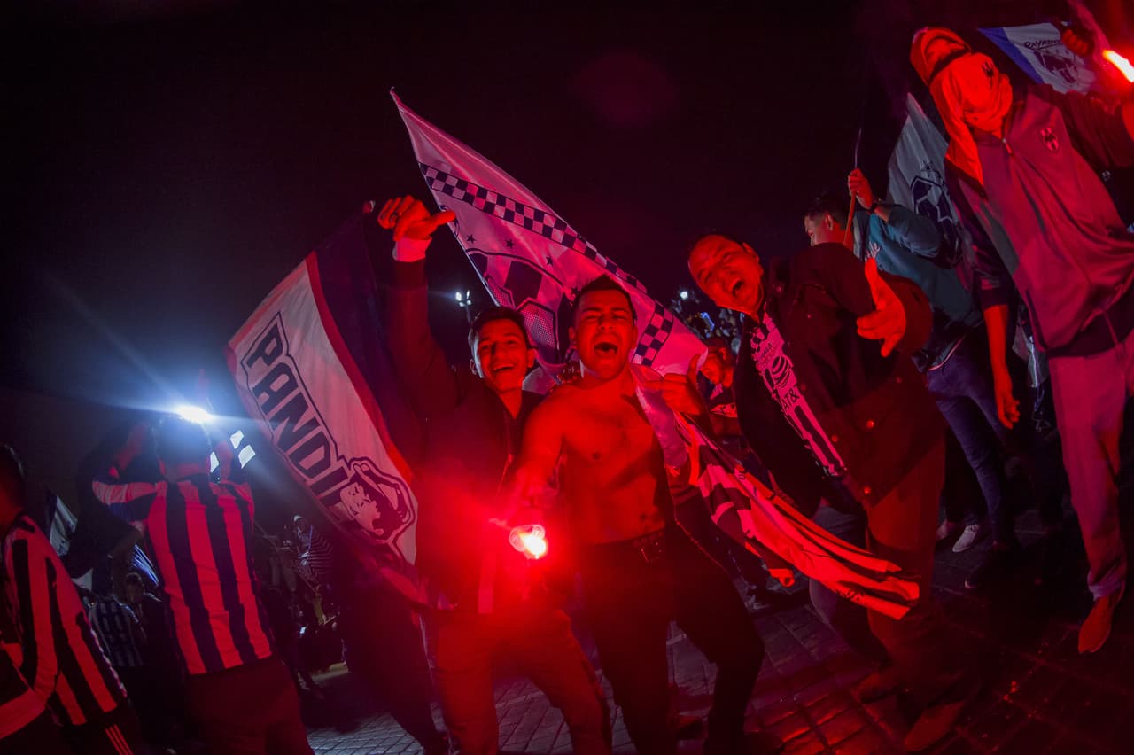 Miles de personas se congregaron en la Macroplaza de Monterrey para la celebración del campeonato de Rayados.