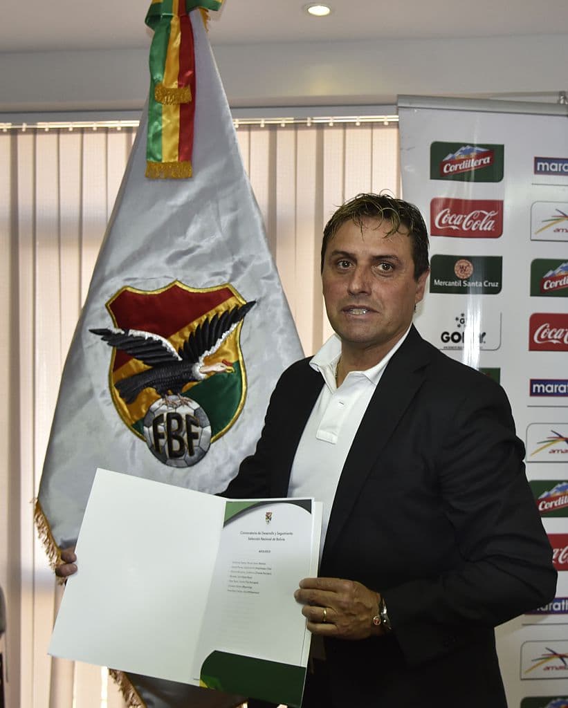 Angel Guillermo Hoyos se estrena en el banco de Bolivia luego de la salida de Julio César Valdivieso tras un año al frente del equipo, periodo en el que solo pudo ganar un partido de 10 jugados (4-2 sobre Venezuela en eliminatorias). Hoyos hará su debut contra pero en La Paz, luego de haber dirigido a Oriente Petrolero, Jacksonville, Talles de Córdoba, Once Caldas de Colombia, Bolívar y varios equipos del fútbol griego.