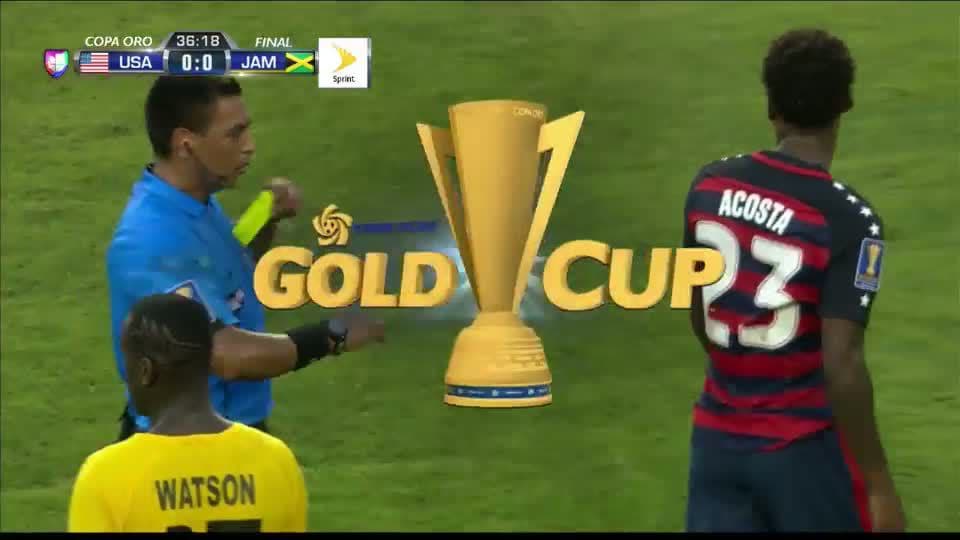 Tarjeta amarilla. El árbitro amonesta a Kellyn Acosta de USA