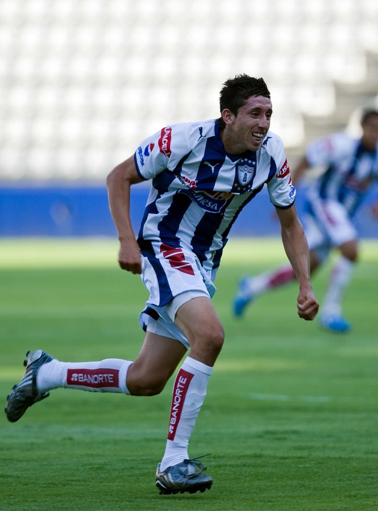 Para hablar de la carrera de Héctor Herrera hay que remontarnos a sus primeros pasos en el Club Pachuca, de donde salió para tomar experiencia al Tampico Madero, entonces filial del equipo.