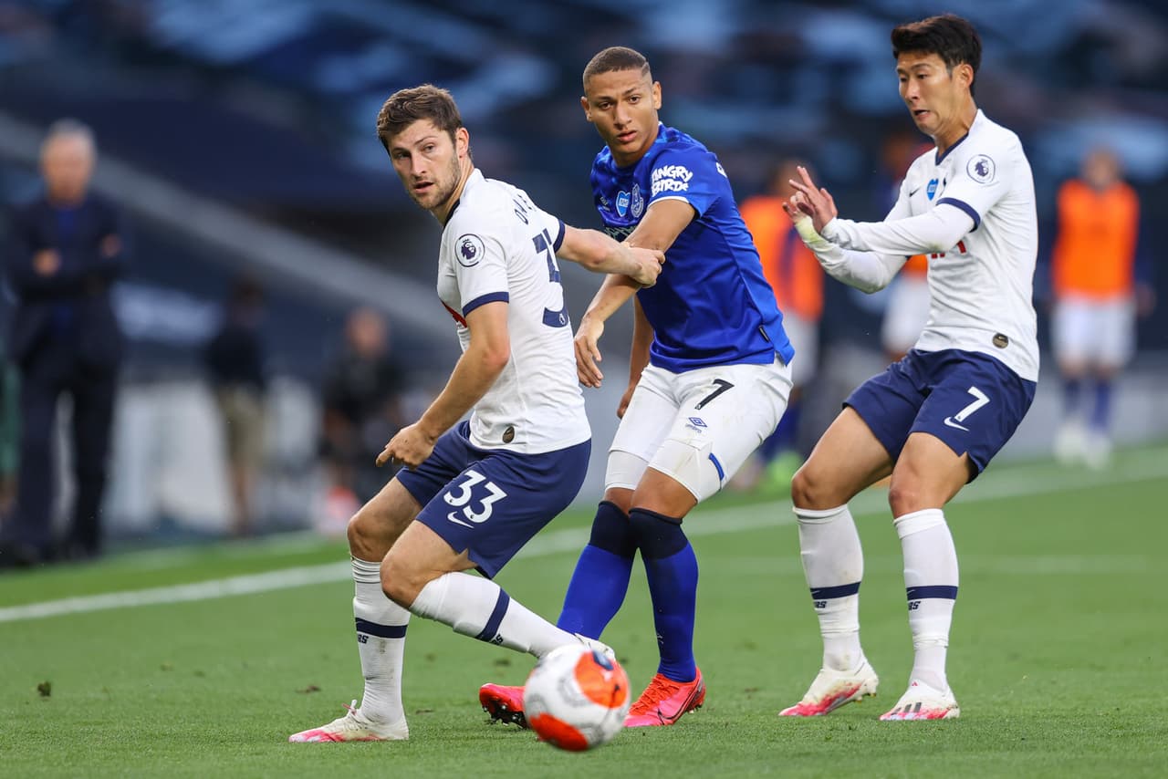 Richarlison recibe la persion po parte de los jugadores del Tottenhan y con un pase por debajo de las piernas de Ben Davies se quita la presión y comienza el peligro.