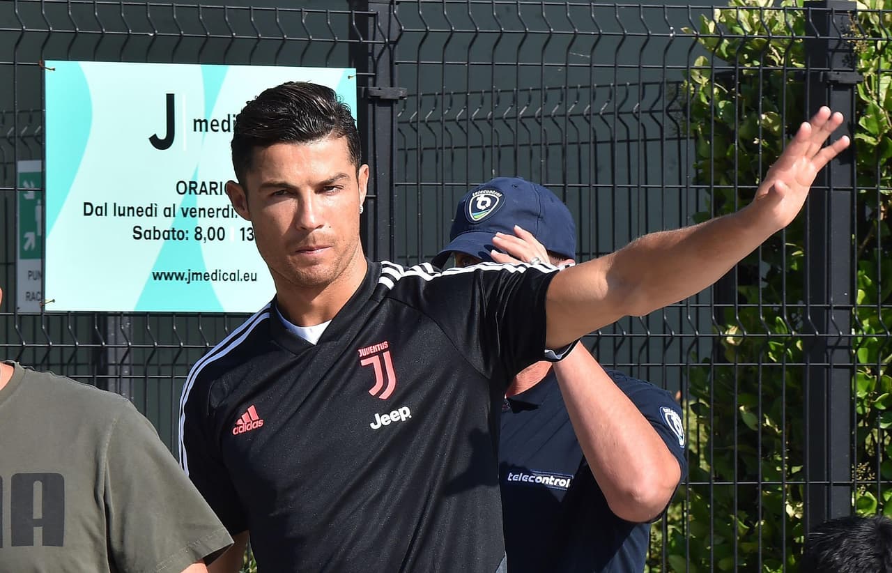 Luego de ganar la UEFA Nations League y darse un tiempo de descanso con su familia, Cristiano Ronaldo se unió este sábado a la pretemporada de la Juventus en Turín. Los fanáticos que estaban en el Training Center aprovecharon para pedirle una foto y un autógrafo al ídolo portugués.