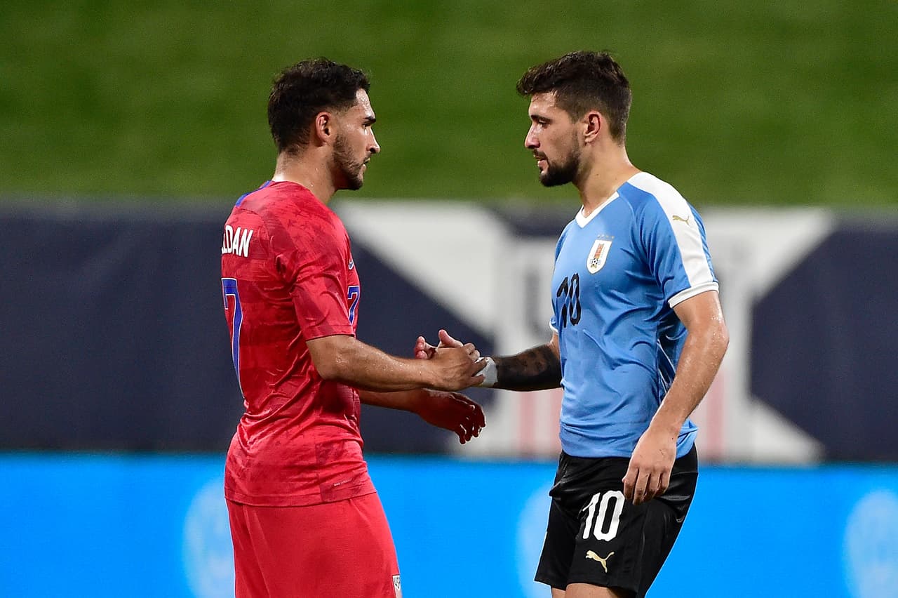 También de Seattle Sounders es el volante Cristian Roldán, quien tras el partido con 'la Celeste' se saludó con Georgian De Arrascaeta.