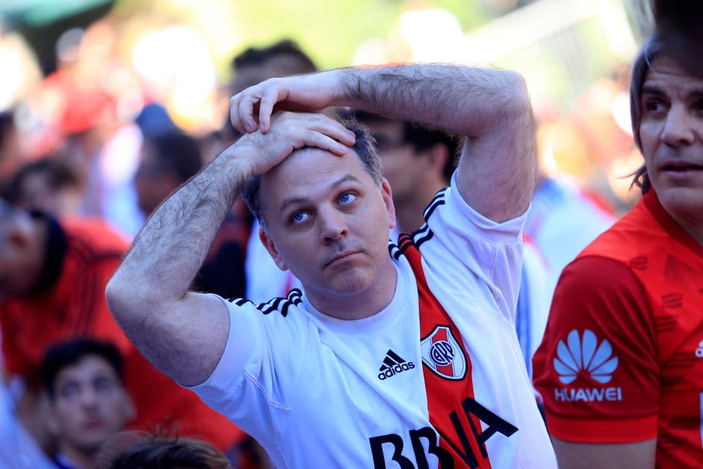 Los fanáticos de River Plate esperaron varias horas por la final de la Copa Libertadores contra Boca Juniors, juego suspendido luego de la agresión al vehículo del equipo Xeneize camino al estadio.
