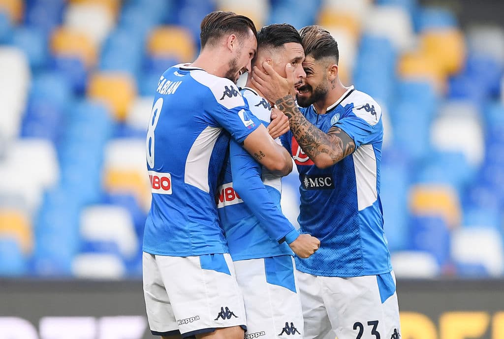 Los jugadores del Napoli festejan el triunfo sobre el SPAL mientras siguen escalando posiciones.