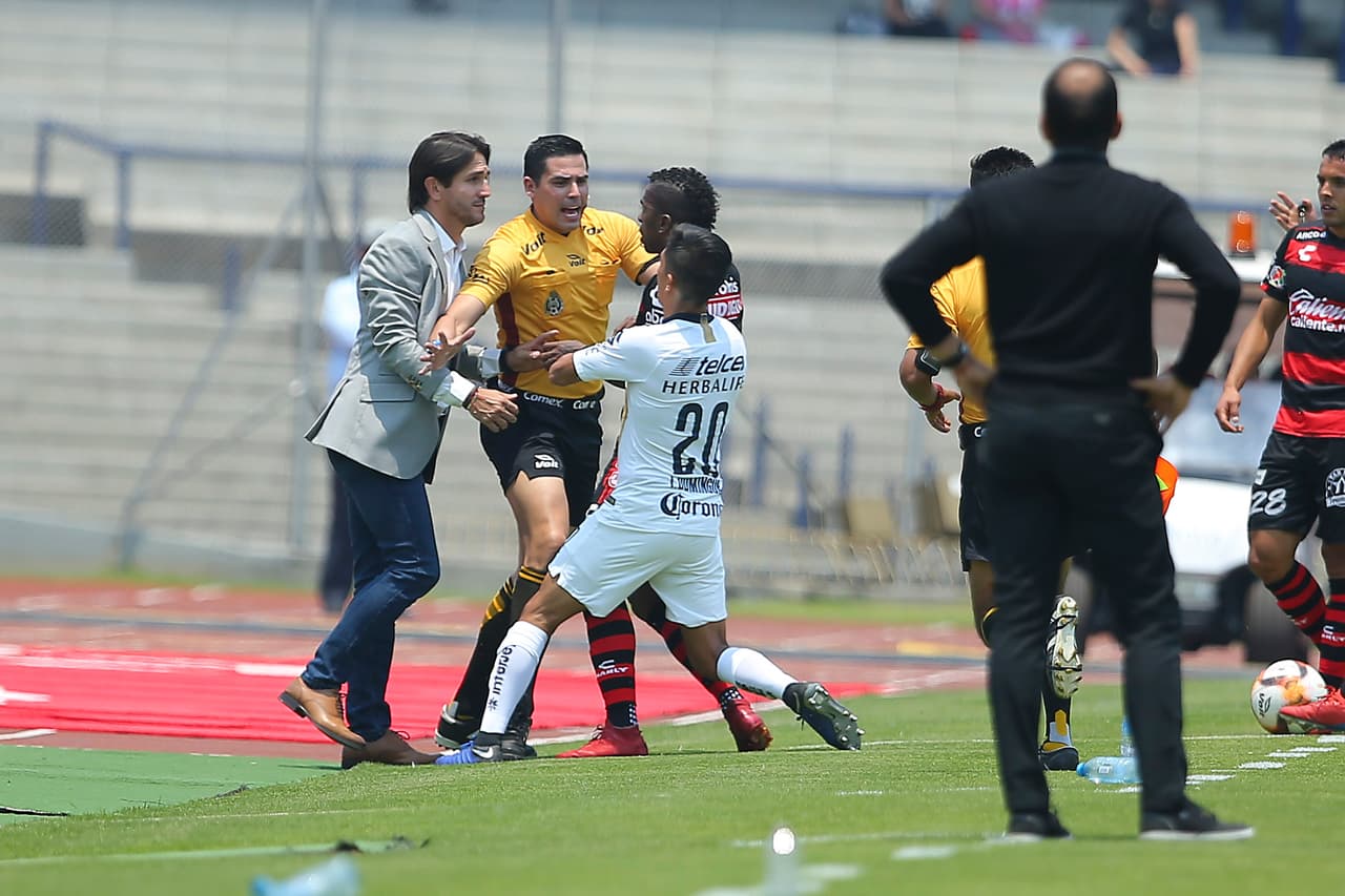 Al intentar darle el balón, se armó la bronca entre el técnico de Pumas, Bruno Marioni (izquierda) y Omar Mendoza de Xolos.