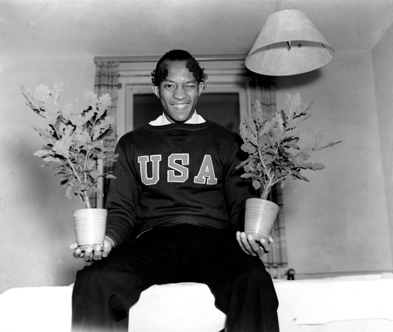 Hace 71 años, en Berlín-36, Jesse Owens obtuvo su cuarta medalla de oro y así respondió al discurso racista de Adolf Hitler, de quien hay versiones sobre el trato real al atleta tras ese triunfo.