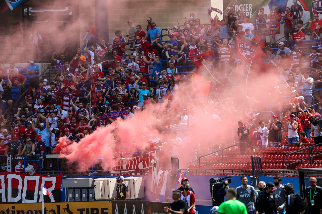 En Frisco el calor del Derbi Texano entre FC Dallas y Houston Dynamo estuvo en las tribunas.