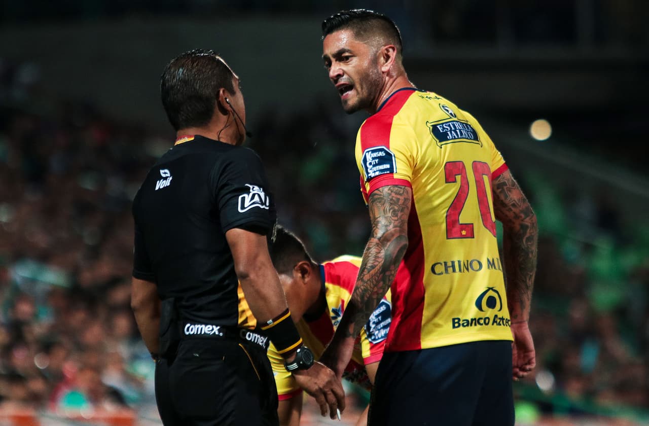 El mediocampista chileno Rodrigo Millar reclama al árbitro Adonai Escobedo por amonestarlo al minuto 40.