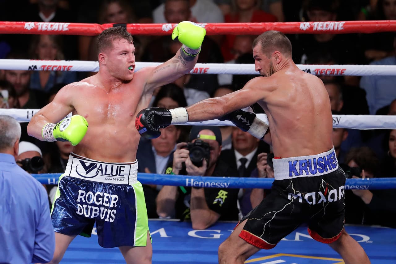 El boxeador mexicano comenzó a buscar al ruso pero eludía con rapidez los golpes.