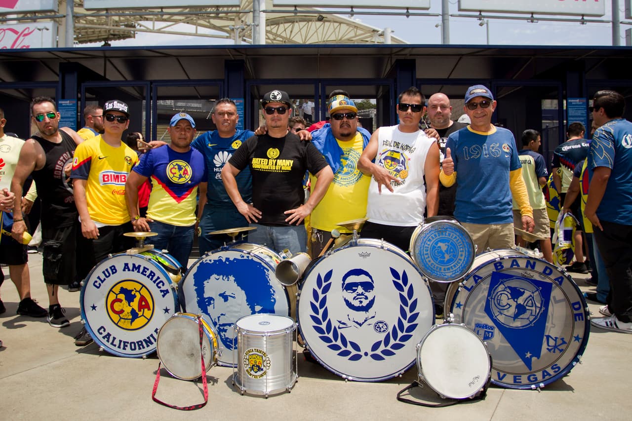 La fiesta en las graderías estaba asegurada con los aficionados del club de Coapa.