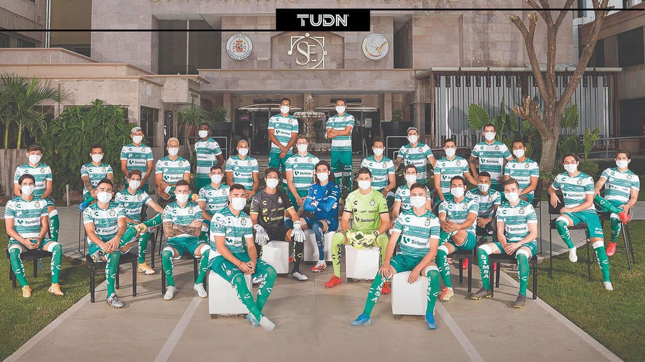 Honor a quien honor merece: Santos rinde homenaje a médicos en foto oficial