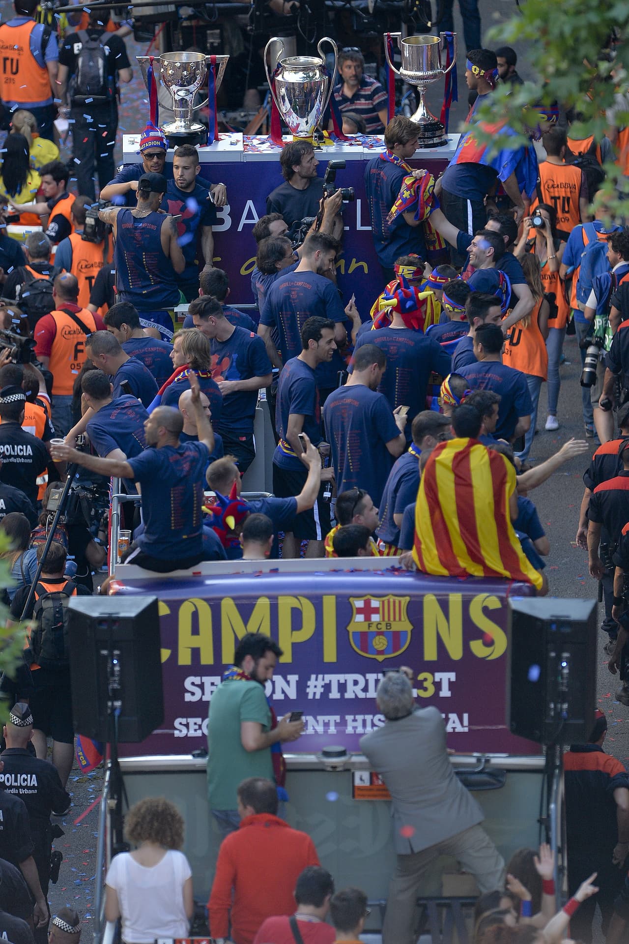 Los jugadores Blaugranas recorrieron las calles de Barcelona y después llegaron al Camp Nou para celebrar su quinta Champions League