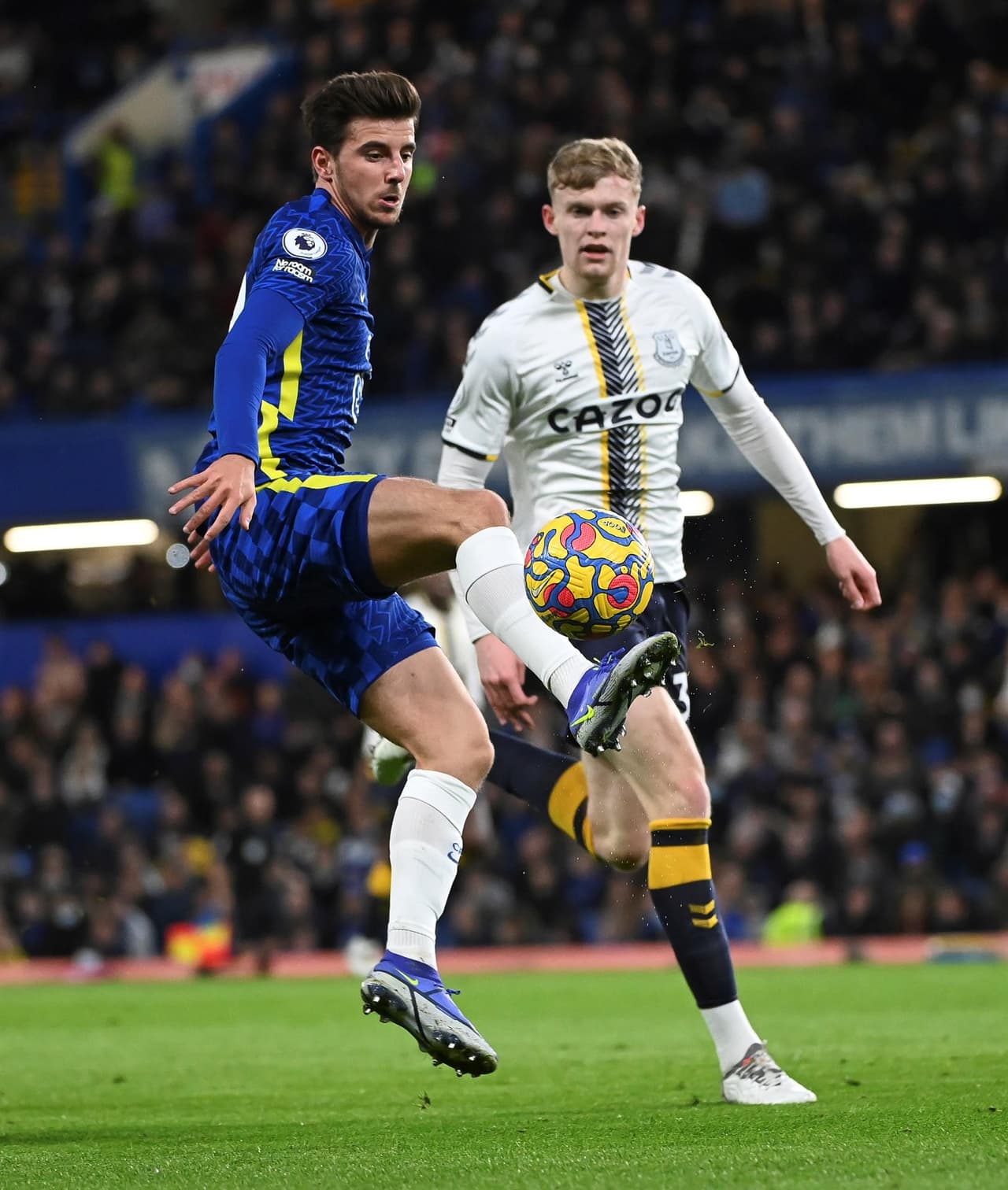 Chelsea y Everton empatan 1-1 en Stamford Bridge. Mason Mount abrió el marcador para los 'Blues', pero Jarrad Branthwaite igualó el encuentro y reparten puntos durante la J17 en la Premier League. Los de Tuchel se alejan de la cima y ya son terceros en la tabla.