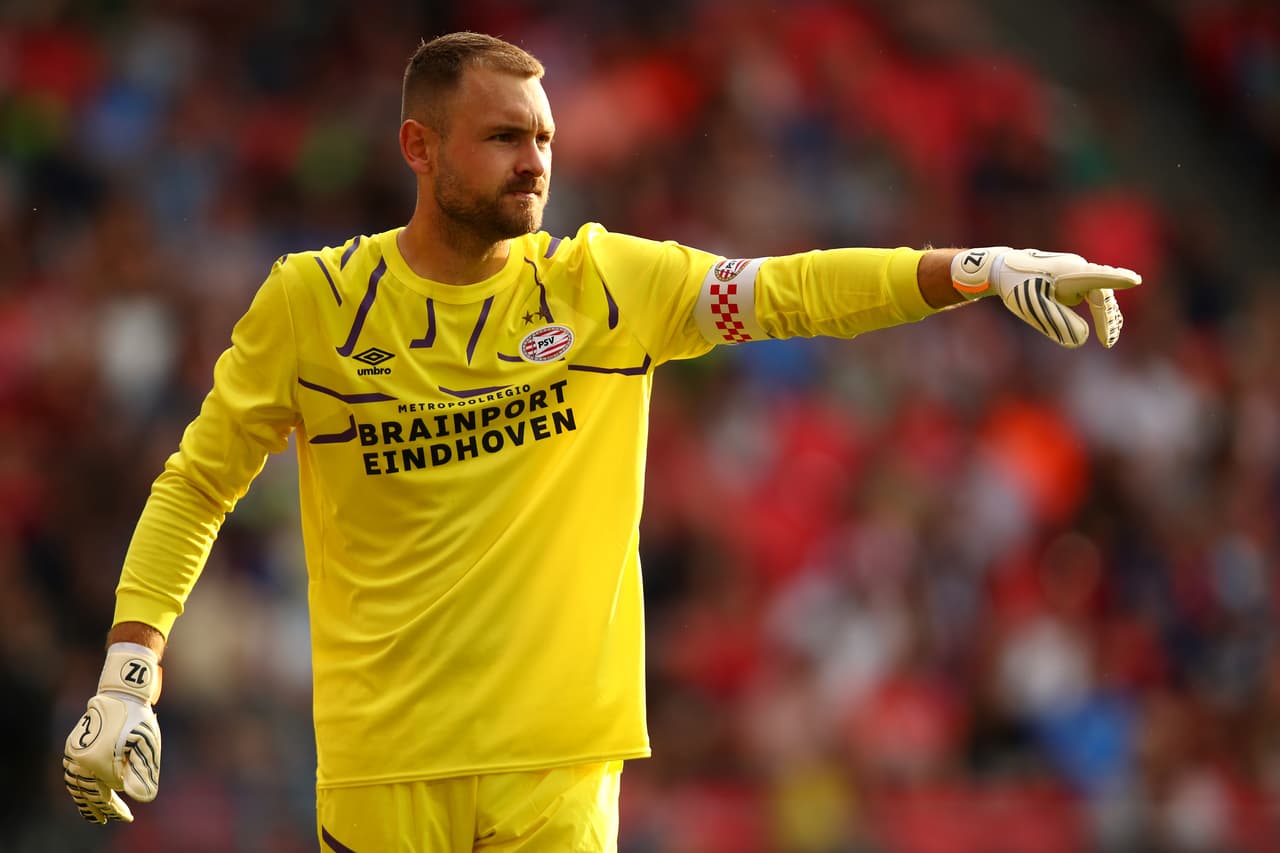 Ha sido discutido por errores puntuales pero ha sido amo y señor de la portería desde 2013 y suma más de 260 partidos con el equipo. Ha ganado 3 títulos de Liga y dos más de Copa.