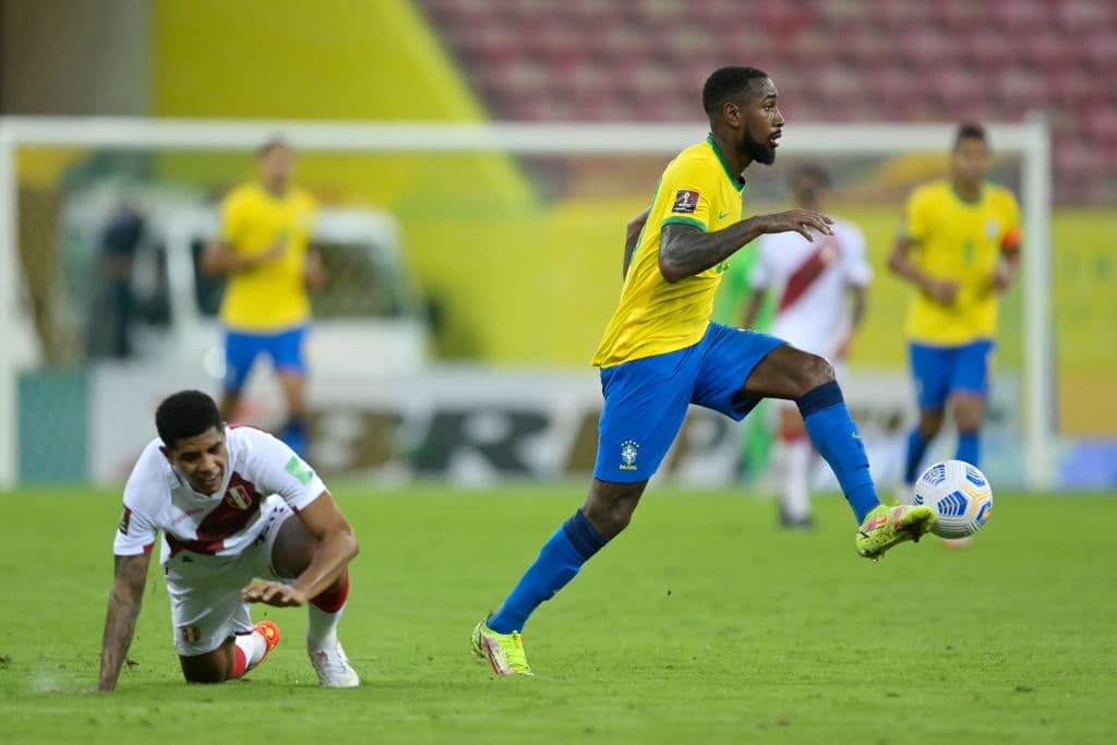 Brasil se mantiene en la cima de la eliminatoria de CONMEBOL luego de vencer a Perú 2-0 en casa.