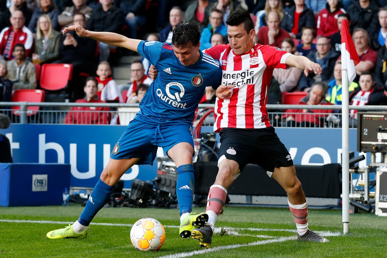 El mexicano Hirving 'Chucky' Lozano celebró su gol, el del empate 1-1 de PSV Eindhoven como local contra Feyenoord en la Jornada 23 de la Eredivisie, donde son líderes.