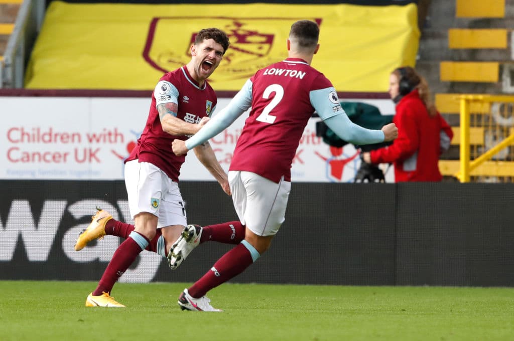 Burnley y Everton igualaron a un gol en el Turf Moor. Robbie Brady (3’) adelantó a los locales y Dominic Calvert-Lewin (45+3’) emparejó para el cuadro de Ancelotti. James Rodríguez jugó los 90’ del juego.