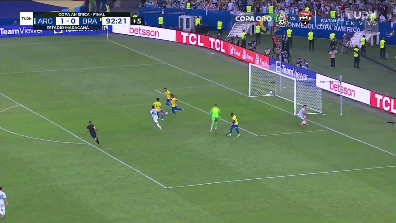 ¡TIRO ATAJADO! disparo por Rodrigo de Paul.