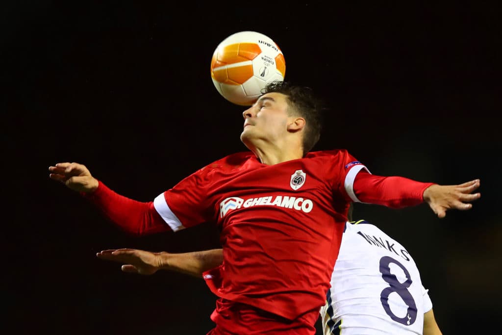 Tottenham es derrotado ante Royal Antwerp por la mínima. Lior Refaelov se encargó de darle la victoria a su equipo a los 29 minutos del encuentro. Los de Mourinho no pueden ante el equipo belga durante la segunda fecha de la UEFA Europa League.
