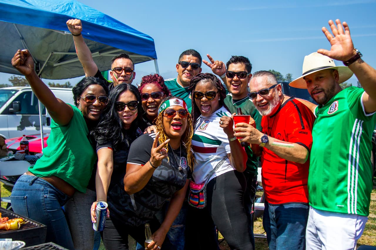 Los fanáticos mexicanos en gran número se preparan para el primer juego del Tri en la Copa Oro 2019 contra Cuba en el Rose Bowl.