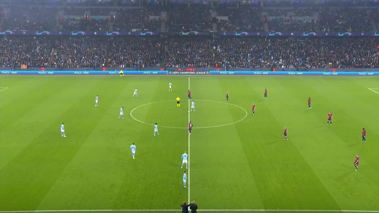 Arranca el partido y la pelota está en juego.