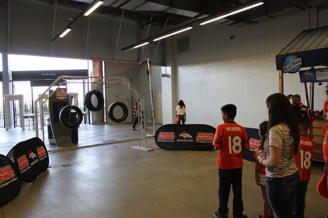 Las actividades incluyeron pasar y patear el balón de fútbol americano (Foto: Denver Broncos).