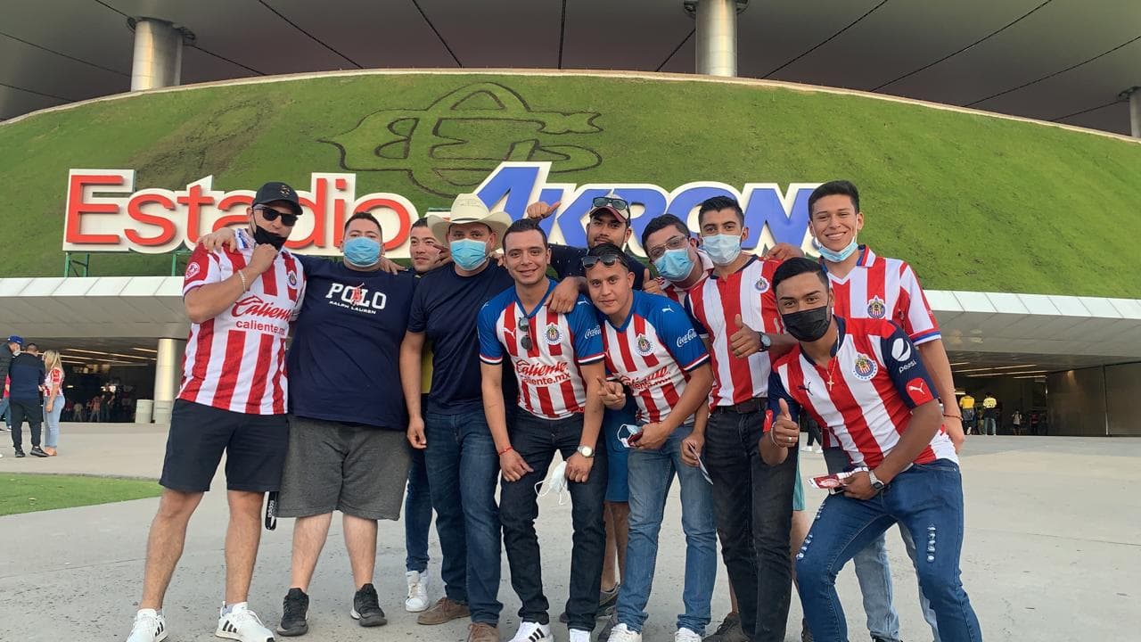 Los afortunados aficionados que consiguieron boleto para el partido más esperado de la temporada regular, comienzan a tomar sus lugares en el Estadio Akron a minutos del pitazo inicial.